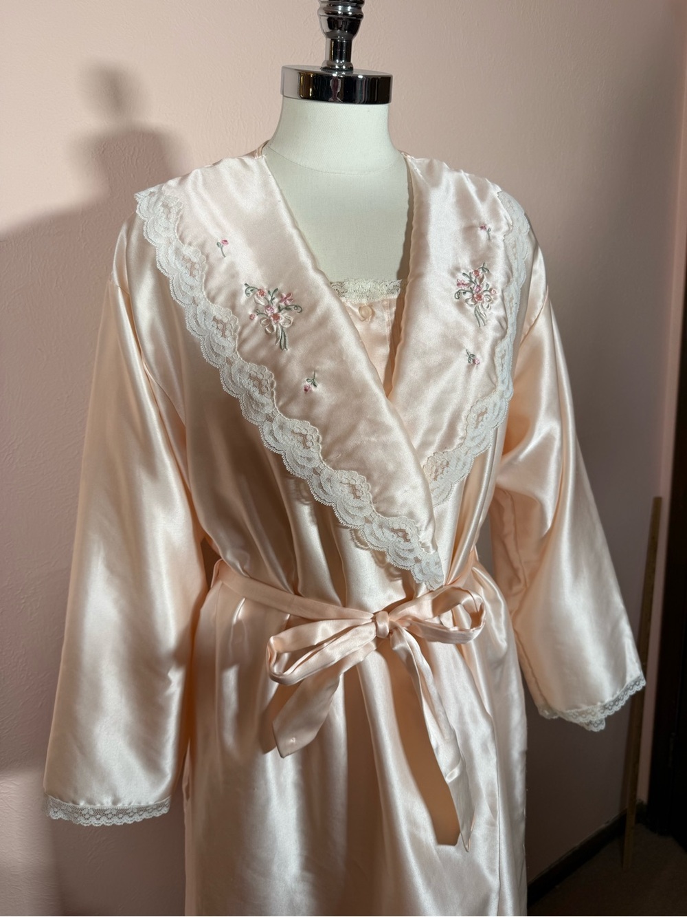 Barbizon Pale pink Flannel lined satin embroidered long sleeve Nightgown Robe